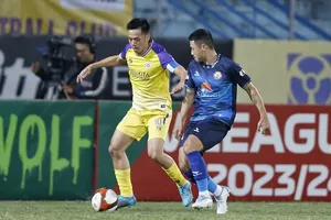 Văn Quyết cùng các cầu thủ Hà Nội FC bất ngờ đón nhận thất bại trước Bình Định ngay trên sân nhà. ẢNH: ANH TRẦN 