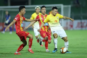 Thanh Hóa (áo đỏ vàng) giành chiến thắng trên sân Quy Nhơn của Bình Định. ẢNH: DŨNG PHƯƠNG 