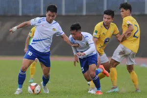 Cựu tuyển thủ U20 Việt Nam Trần Thành (số 10) ghi bàn thắng duy nhất giúp Huế vượt qua Đồng Tháp. ẢNH: TÂM HÀ 
