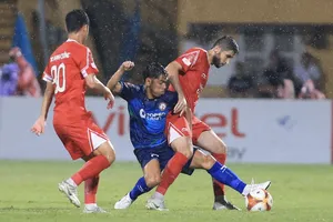 Viettel (áo đỏ) được dự đoán có chuyến làm khách "lành ít dữ nhiều" trên sân Quy Nhơn của Bình Định.