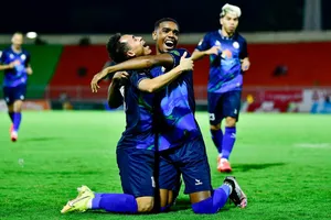 Các cầu thủ Bình Định thi đấu thăng hoa dưới "trướng" HLV Bùi Đoàn Quang Huy. 