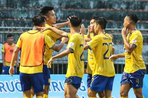 Niềm vui của các cầu thủ Đồng Tháp. 