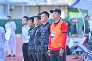 HLV Vũ Như Thành (áo cam) trở lại dẫn dắt đội hạng Nhất Phú Thọ