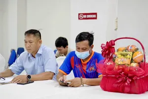 Trọng tài futsal Lê Tuấn Kiệt (áo xanh) đeo khẩu trang để che phần mặt bị phù nề vì bị cầu thủ Nguyễn Hồng Quang hành hung. 