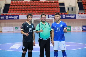 Nguyễn Hoàng Anh (bên trái) và Khổng Đình Hùng (bên phải) kết thúc chuyến xuất ngoại ở Thái Lan. ẢNH: TÂM HÀ 