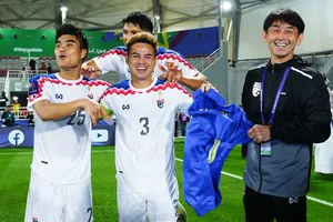 Theerathon Bunmathan cùng các tuyển thủ Thái Lan đang có màn trình diễn ấn tượng ở Asian Cup 2023. ẢNH: FAT 