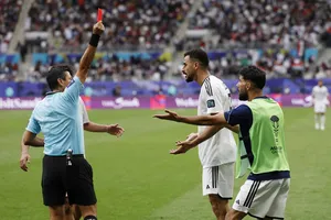 Tiền đạo Hussein (Iraq) bị trọng tài Faghani truất quyền thi đấu sau khi ghi bàn thắng. ẢNH: REUTERS