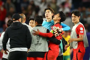 Son Heung-min xúc động khi đưa Hàn Quốc vào bán kết Asian Cup 2023. ẢNH: REUTERS