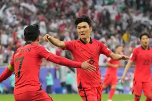 Hwang In-beom cùng đội trưởng Son Heung-min ăn mừng bàn thắng. ẢNH: GETTY 