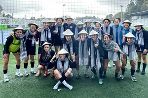 Huỳnh Như từng tặng nón lá, khăn rằn cho các đồng đội ở Lank FC. 