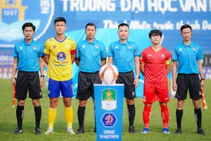 Tổ trọng tài điều hành trận đấu giữa Đồng Tháp và PVF.