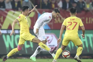 Nam Định (áo trắng) bị Thanh Hóa cầm hòa trên sân Thiên Trường. ẢNH: CLB 