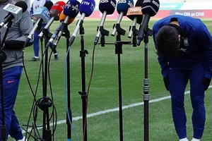 Lee Kang-in cúi người xin lỗi trước truyền thông Hàn Quốc.