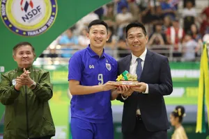 Chân sút Suphawut của Thái Lan đoạt danh hiệu Cầu thủ Xuất sắc nhất ở Giải futsal giao hữu do Hiệp hội Bóng đá Thái Lan tổ chức. 