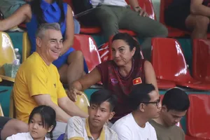 HLV Miguel Rodrigo (áo vàng) có mặt ở Nhà thi đấu Lãnh Binh Thăng theo dõi hai đội tuyển futsal Việt Nam và Iran thi đấu. 