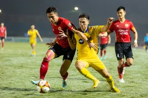 CAHN (áo đỏ) hướng đến chiến thắng tiếp theo trước SLNA ở V-League 2023-2024. ẢNH: VPF 