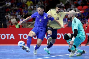 Chân sút số 1 của Futsal Thái Lan Suphawut gặp khó trước các cầu thủ Kuwait. ẢNH: FAT