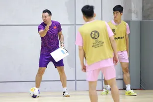Đội tuyển futsal Việt Nam ở buổi tập vào sáng 20-4 để chuẩn bị gặp Thái Lan. ẢNH: TÂM HÀ 