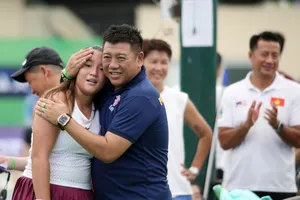 Cựu tuyển thủ quần vợt Việt Nam Huỳnh Phú Quí (áo đen) ôm Huỳnh Trần Ngọc Nhi sau khi con gái giành chức vô địch Giải Pickleball mở rộng - khu vực châu Á 2024. ẢNH: DŨNG PHƯƠNG 