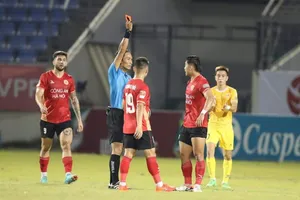 Tấm thẻ đỏ của Văn Thanh phải nhận ở giữa hiệp 2 trở thành bước ngoặt của trận đấu. ẢNH: TÂM HÀ 