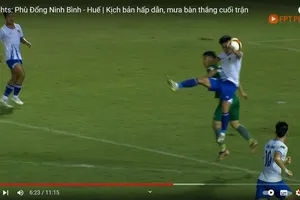 Tình huống Vi Đình Thượng (Huế) để bóng chạm tay ngoài vòng cấm nhưng bị trọng tài Vũ Văn Việt thổi phạt đền. 