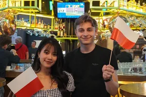 Du học sinh Thu Hà (trái) có buổi offline xem EURO 2024 thú vị tại thủ đô Warsaw (Ba Lan). ẢNH: NVCC