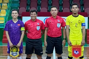 Trọng tài Trương Quốc Dũng (áo đỏ, bên trái) có lần thứ 2 được điều hành tại Futsal World Cup. 