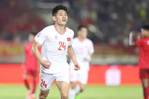 Hai Long ăn mừng đầy xúc động với bàn thắng đầu tiên cho đội tuyển Việt Nam. 