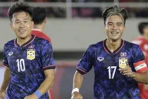 Niềm vui của các cầu thủ Lào khi giành được điểm số lịch sử tại Indonesia. Ảnh: LĐBĐ Lào