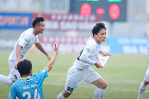 Niềm vui của các cầu thủ PVF-CAND khi tìm lại công thức chiến thắng. 