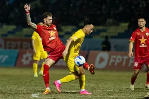 Pha tranh chấp bóng giữa Thái Sơn (Thanh Hóa) và Geovane (Hà Tĩnh). 