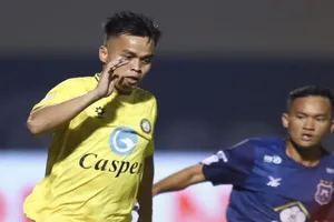 Các cầu thủ Thanh Hóa bị chia điểm ở lượt trận áp chót vòng bảng. 