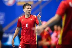 Tuyển thủ futsal Việt Nam Phạm Đức Hòa tái phát chấn thương. 