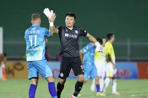 Thủ môn Bùi Tiến Dũng cùng các cầu thủ Đà Nẵng hướng đến chiến thắng tiếp theo tại V-League 2024-2025. 