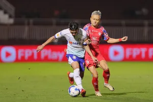 CLB TPHCM (áo đỏ) đã thắng Đà Nẵng tại trận lượt đi V-League 2024-2025. 