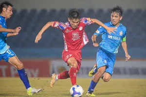 Đà Nẵng (áo xanh) bị CLB TPHCM (áo đỏ) chia điểm trên sân Tam Kỳ. 