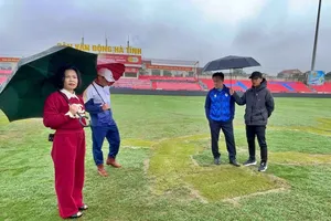 Đại diện Công ty VPF kiểm tra sân Hà Tĩnh vào chiều 24-2. 