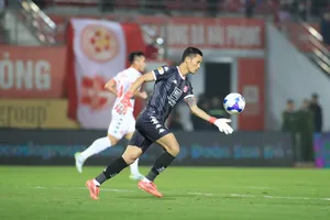 Đình Triệu tỏa sáng trong ngày HLV thủ môn Lee Won-jae của đội tuyển Việt Nam đến dự khán. 