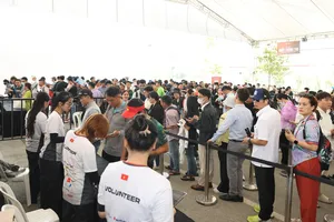 Đội ngũ tình nguyện viên Run To Live hoạt động hết công suất để hỗ trợ cho các runner nhận BIB và racekit. ẢNH: DŨNG PHƯƠNG 