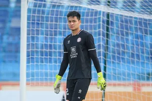 Thủ môn Trần Văn Tiến mắc sai lầm nghiêm trọng dẫn đến trận thua của CLB TPHCM. 