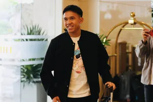 Tân binh Võ Hoàng Minh Khoa (Bình Dương) háo hức trong lần đầu hội quân cùng đội tuyển Việt Nam. ẢNH: TÂM HÀ 