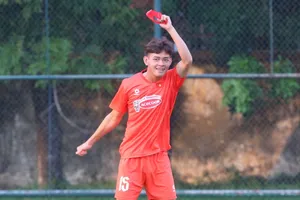 Bùi Vĩ Hào hào hứng khi được tập luyện cùng đội tuyển Việt Nam ngay trên "sân nhà". ẢNH: DŨNG PHƯƠNG 