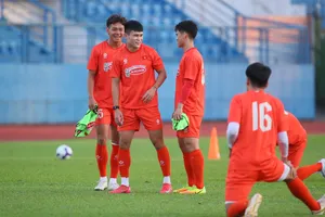 Đội tuyển Việt Nam tập buổi đầu tiên trên sân Bình Dương vào chiều 13-3. ẢNH: DŨNG PHƯƠNG 