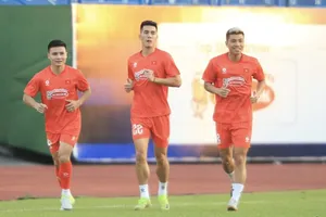 Nguyễn Tiến Linh (giữa) và Đinh Thanh Bình (phải) là 2 trung phong cắm của đội tuyển Việt Nam. ẢNH: DŨNG PHƯƠNG 