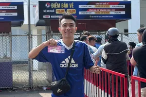 Cổ động viên tại Bình Dương vui mừng cầm trên tay tấm vé xem trận giao hữu Việt Nam - Campuchia. ẢNH: TÂM HÀ 