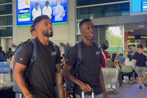 Hai cầu thủ nhập tịch của Campuchia chuẩn bị cho trận giao hữu với đội tuyển Việt Nam. ẢNH: TÂM HÀ 