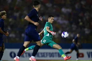 Thủ môn Nguyễn Đình Triệu bị ngộ độc thực phẩm. ẢNH: DŨNG PHƯƠNG 