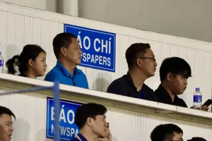 HLV Nguyễn Anh Đức theo dõi trận giao hữu giữa đội tuyển Việt Nam và Campuchia vào tối 19-3. ẢNH: DŨNG PHƯƠNG 