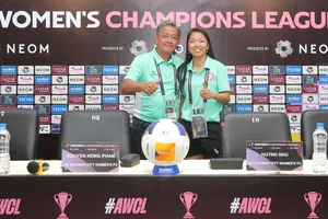 HLV Nguyễn Hồng Phẩm cùng tiền đạo Huỳnh Như tự tin trước giờ bóng lăn. 