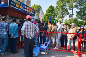 Vé xem trận Việt Nam - Lào tại vòng loại Asian Cup 2027 đã được bán hết tại Bình Dương chỉ sau 1 buổi. Ảnh: TÂM HÀ 